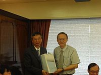 中大協理副校長馮通教授(左)接受台灣中央大學教務長李光華教授(右) 送紀念品。